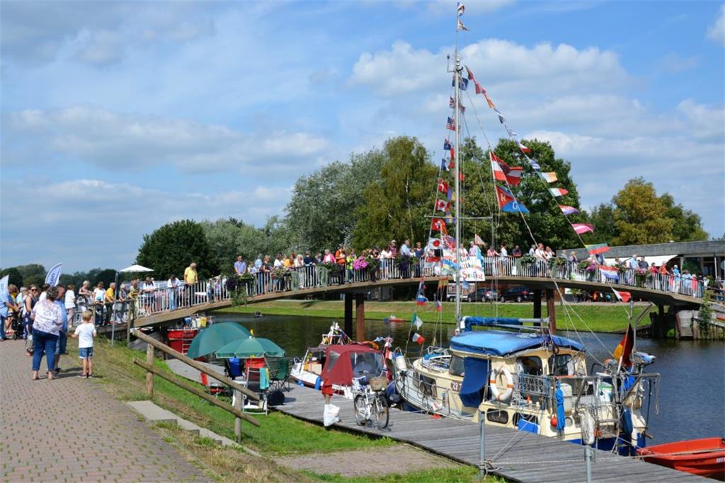 Bogenbrücke zum Dobben wird zum Logenplatz für die Zuschauer beim Beerster Seefe...