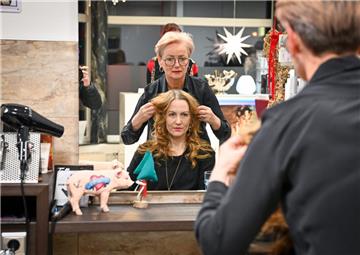Bollywood-Star Suzanne Bernert und ihr Mann Akh Akhil zu Besuch bei Friseurin Sabine Schwarz. 