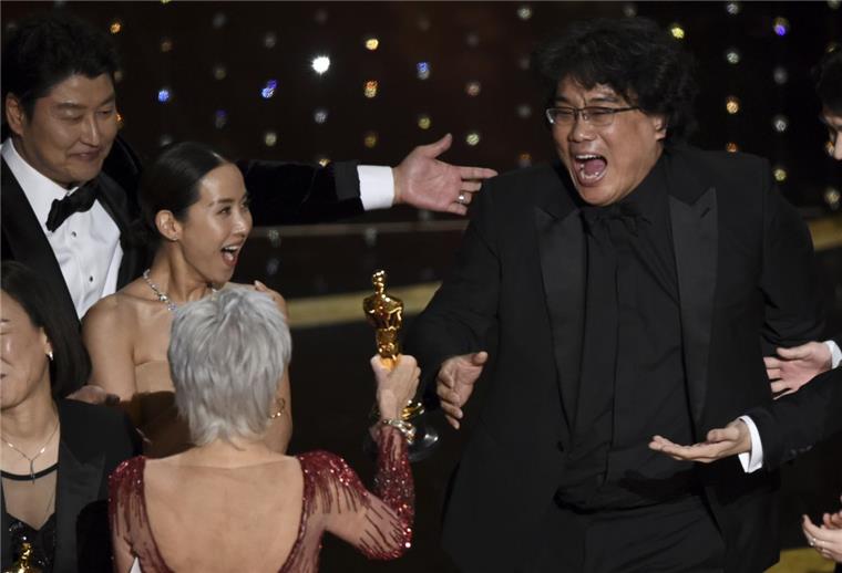 Bong Joon Ho, Regisseur des Films "Parasite" nimmt den Oscar für den besten Film entgegen.