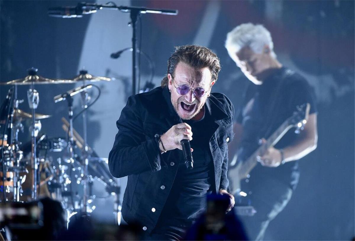 U2 eröffnen spektakuläre Konzert-Kugel in Las Vegas Bono, Frontmann von U2, bei einem Auftritt im Sommer 2018.