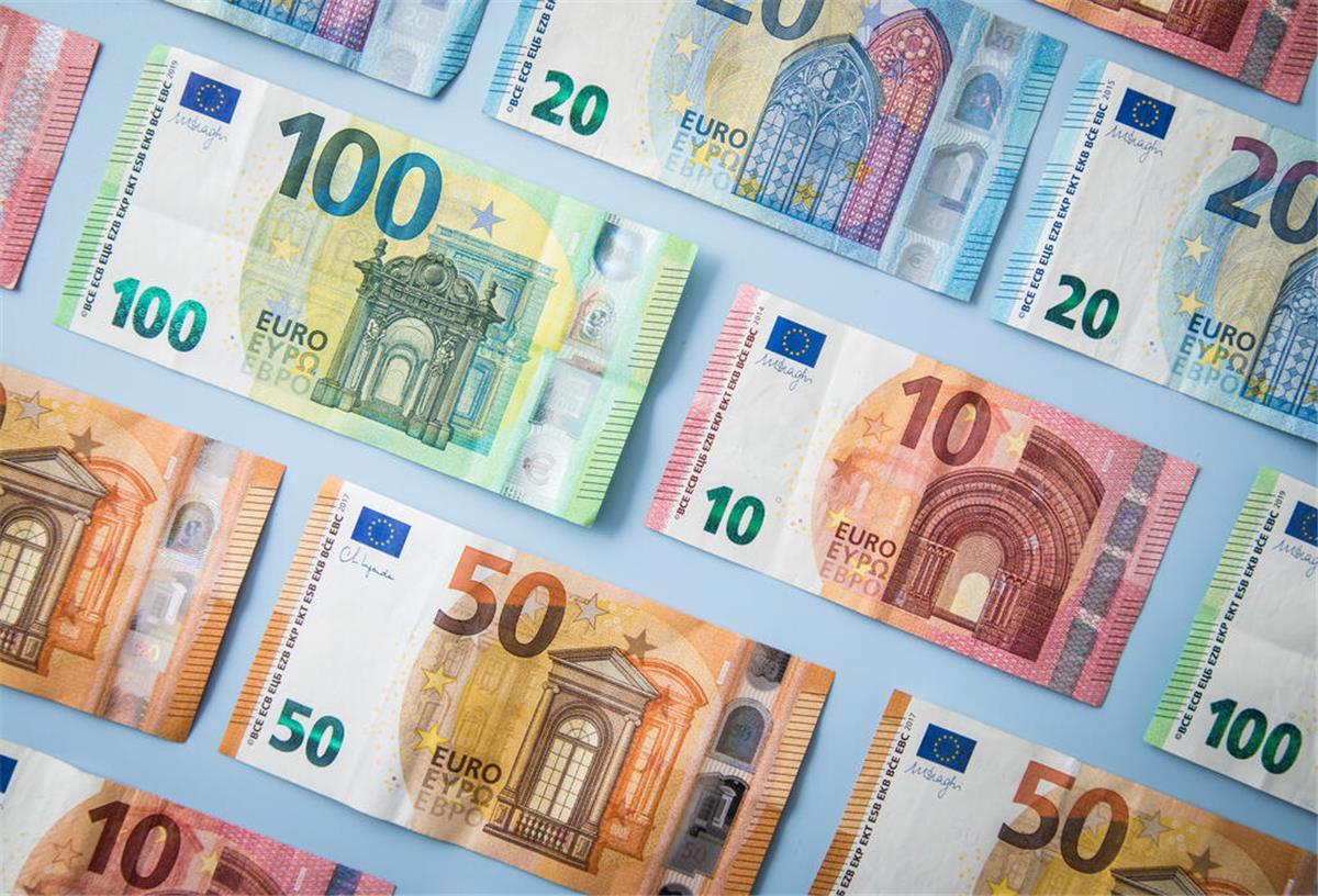 Dürfen Arbeitgeber Bonuszahlungen einfach streichen? Es kommt auf Vertrag, Regelmäßigkeit und Formulierungen an.