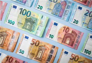 Dürfen Arbeitgeber Bonuszahlungen einfach streichen? Es kommt auf Vertrag, Regelmäßigkeit und Formulierungen an.