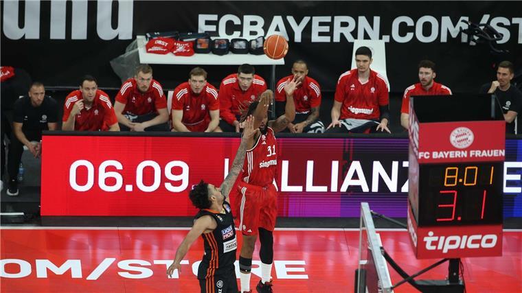 Nach Terminzwist: Bayern-Basketballer gewinnen Spiel eins Booker wirft einen Dreier.