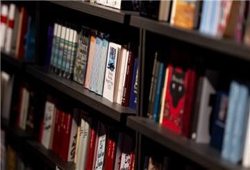 ARCHIV - 15.05.2024, Berlin: Bücher liegen in einem Buchladen in der Auslage. (zu dpa: «Warum Bücher wieder cool sind») Foto: Fabian Sommer/dpa +++ dpa-Bildfunk ++