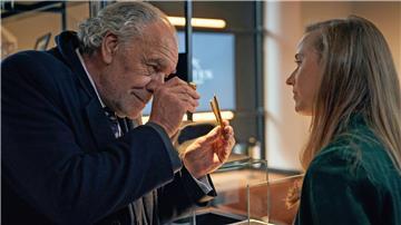 Borchert (Christian Kohlund, li.) und Greta (Nurit Hirschfeld) begutachten die Diamanten.