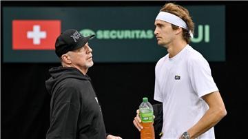 Boris Becker (l) fühlt mit Alexander Zverev.