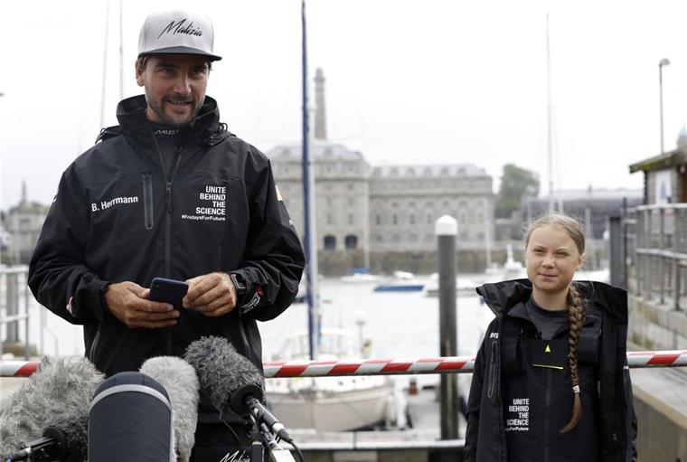 Boris Herrmann (links), Skipper aus Oldenburg, und Greta Thunberg, bei der Pressekonferenz vor der Abfahrt. 