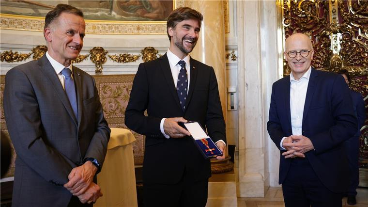 Segel-Star mit Botschaft: Herrmann vor zweiter Vendée Globe Boris Herrmann (M) bei der Verleihung des Bundesverdienstkreuzes im Hamburger Rathaus durch den Ersten Bürgermeister Peter Tschentscher (SPD, r) und Sportstaatsrat Christoph Holstein (SPD),