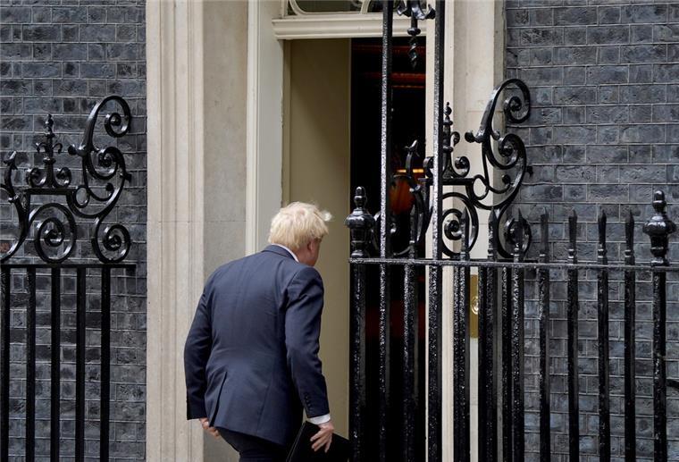 Eine letzte Party? Ringen um Johnsons Abschied und Nachfolge Boris Johnson, Premierminister von Großbritannien, geht zurück in die Downing Street 10, nachdem er eine Erklärung vorgetragen hatte, in der er offiziell seinen Rücktritt als Vorsitzender der Konservativen Partei erklärt hat.