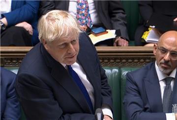 In dieserm Standbild aus einer Videoaufnahme spricht Boris Johnson (l), Premierminister von Großbritannien, im britischen Unterhaus