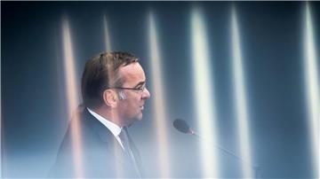 Boris Pistorius, Bundesminister der Verteidigung, spricht im Plenum des Deutschen Bundestages.