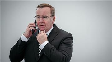 Boris Pistorius (SPD), Bundesminister der Verteidigung, telefoniert.