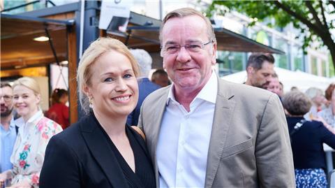 Boris Pistorius (SPD), Bundesminister der Verteidigung, kommt mit seiner Partnerin Julia Schwanholz zum Sommerfest der niedersächsischen Landesregierung in die Vertretung des Landes Niedersachsen beim Bund.