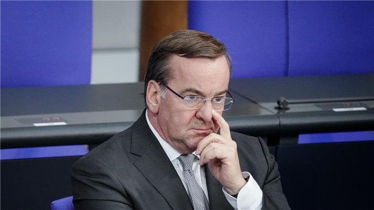 Boris Pistorius (SPD), Bundesminister der Verteidigung, sitzt im Bundestag.
