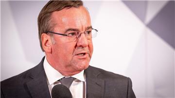 Boris Pistorius (SPD), Verteidigungsminister, gibt ein Pressestatement ab.