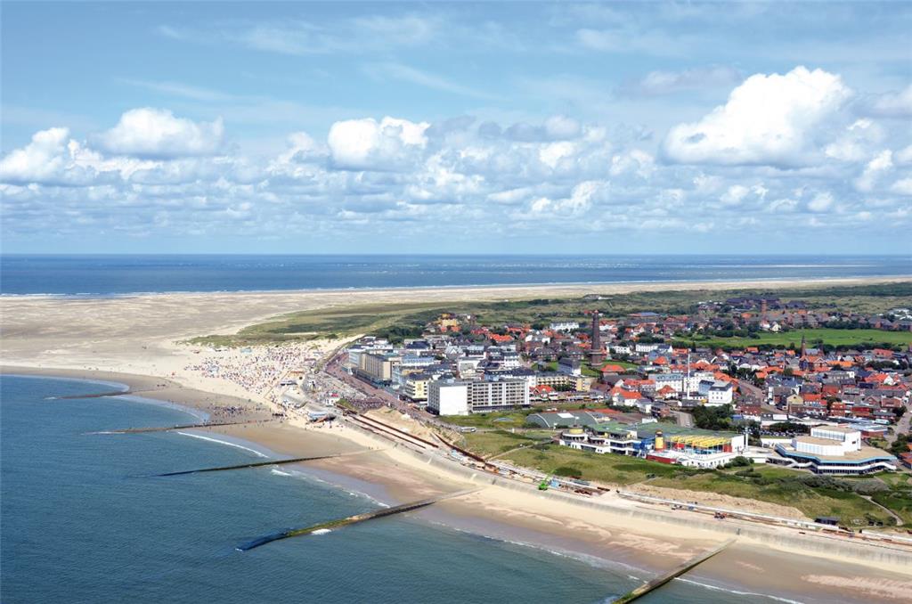 Borkum ist die größte und westlichste der ostfriesischen Inseln. Sie liegt viel weiter draußen in der Nordsee als alle übrigen. Die Fähre ab Emden braucht gut zwei Stunden für die 20 Kilometer lange Überfahrt. Borkum hat auch den längsten Strand: Er kommt auf 26 Kilometer. Im Nordwesten haben ihn Urlauber direkt vor der Haustür. Eine Touristenattraktion ist das Feuerschiff &quot;Borkumriff&quot;. Es ist nicht mehr im Dienst, liegt nun im Hafen vor Anker und dient als Informationszentrum für Touristen.