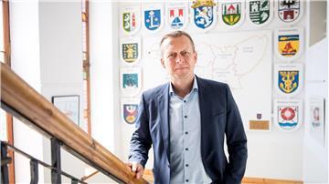 Borkums Inselbürgermeister, Jürgen Akkermann, wirft Bundesumweltminister Carsten Schneider widersprüchliche Aussagen zum Meeresschutz vor. (Archivbild) 