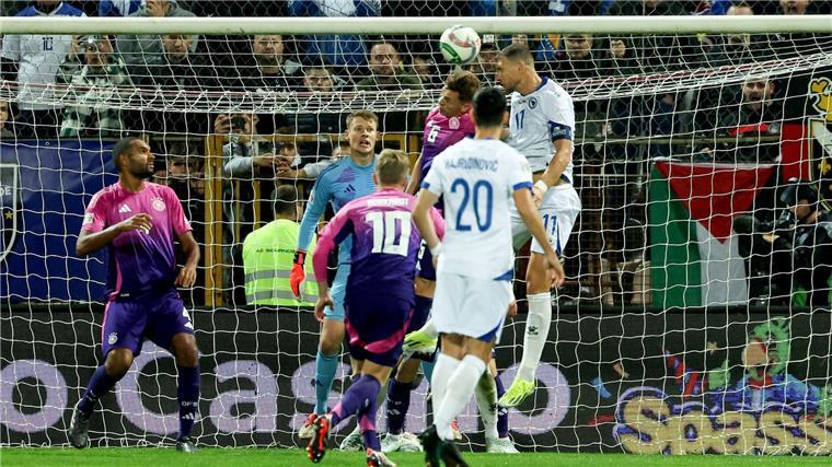 Debüt „sehr schön“: Aber Nübel ärgert das Gegentor Bosniens baumlanger Angreifer Edin Dzeko (r) ist höher in der Luft als Joshua Kimmich und überwindet per Kopf Torwart Alexander Nübel.