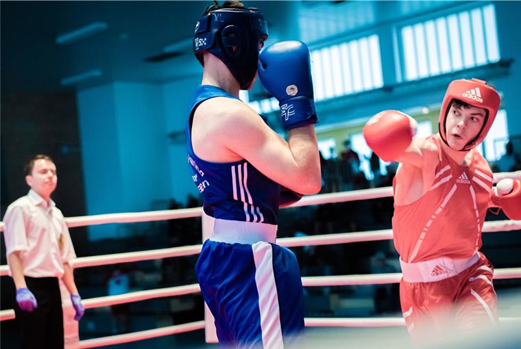 Bremerhaven: Boxer zeigen sich nach Corona-Pause in starker Form Zwei Boxer mit Kopfschutz im Ring.