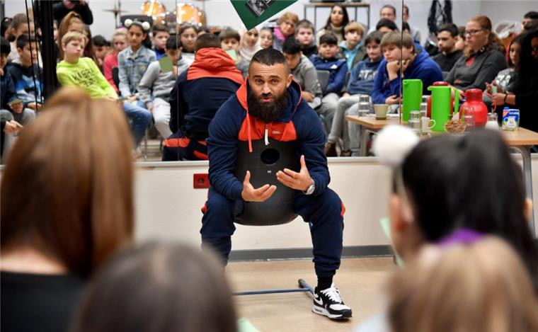 Boxer und Ex-Fußballspieler Ünsal Arik besucht die Schule am Ernst-Reuter-Platz in Bremerhaven, um mit Schülern über seinen Sport, Erdogan und Ernährung zu sprechen.