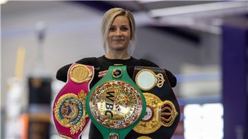 Boxerin Tina Rupprecht hat schon drei Titelgürtel.