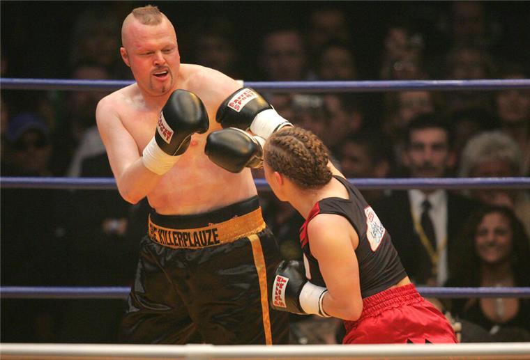Boxweltmeisterin Regina Halmich (l.) und Fernsehmoderator Stefan Raab boxten bereits zwei Mal gegeneinander. 