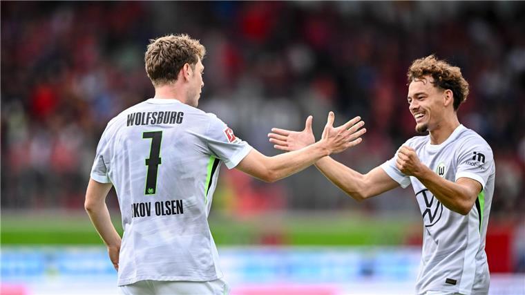 Traumtore bei Wolfsburger Sieg in Heidenheim Brachte den VfL in Führung: Der Däne Andreas Skov Olsen (l.).