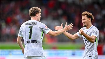 Brachte den VfL in Führung: Der Däne Andreas Skov Olsen (l.).