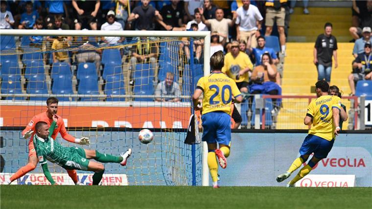 Braunschweig überrascht mit zweitem Sieg: 3:2 gegen Fürth Brachte Eintracht Braunschweig in Führung: Erencan Yardimci (r)
