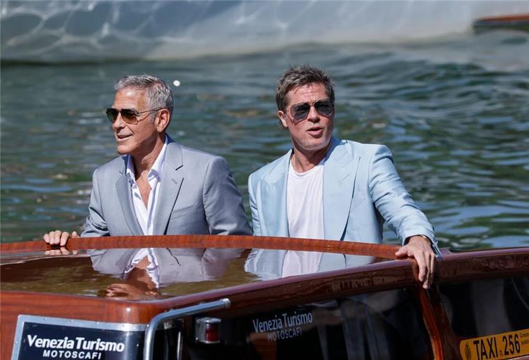 George Clooney lobt Biden als „selbstlos“ Brad Pitt (r) und George Clooney sind für die Premiere ihres neuen Films nach Venedig gekommen.