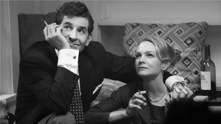 Bradley Cooper als Leonard Bernstein und Carey Mulligan als Felicia Montealegre in einer Szene des Films „Maestro“.