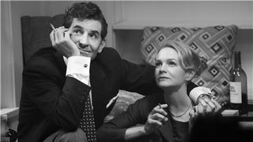 Bradley Cooper als Leonard Bernstein und Carey Mulligan als Felicia Montealegre in einer Szene des Films „Maestro“.
