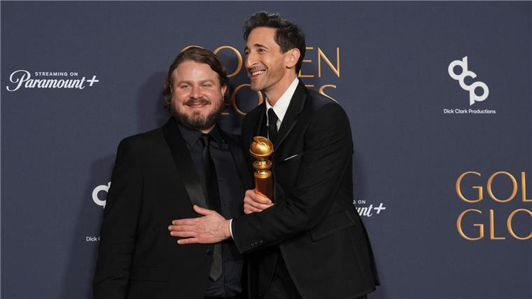 Nominiert für zehn Oscars: „Der Brutalist“ Brady Corbet und Adrien Brody posieren bei den Globes mit ihren Preisen.