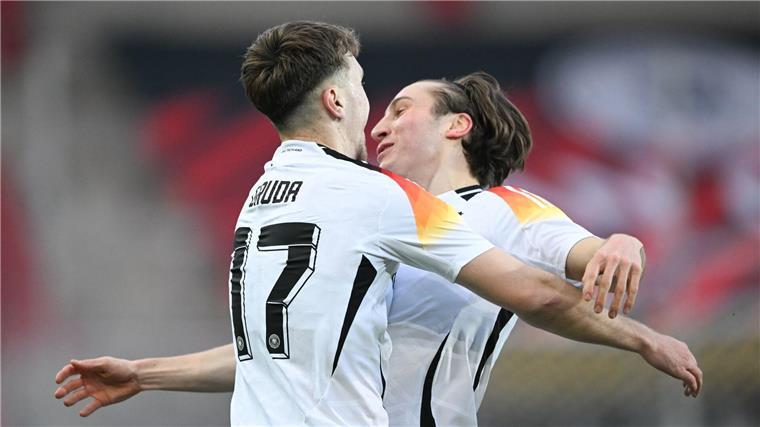 Brajan Gruda (l) und Rocco Reitz weilten in der EM-Vorbereitung gemeinsam beim A-Nationalteam.
