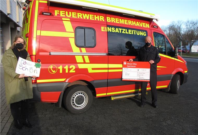 Brandamtsrat Holger Nitzsche übergibt der Mitarbeiterin des SOS-Kinderdorfes Worpswede Sonja Oelfke einen symbolischen Scheck über 4.300 EUR.