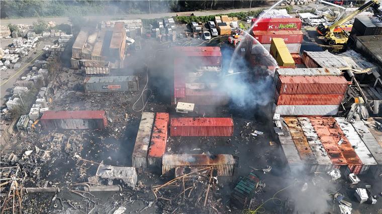Größtes Feuer auf Gelände in Hamburger Hafen gelöscht Brandbekämpfung an mehreren Stellen gleichzeitig - der Großbrand im Hamburger Hafen hat rund 320 Einsatzkräfte beschäftigt.