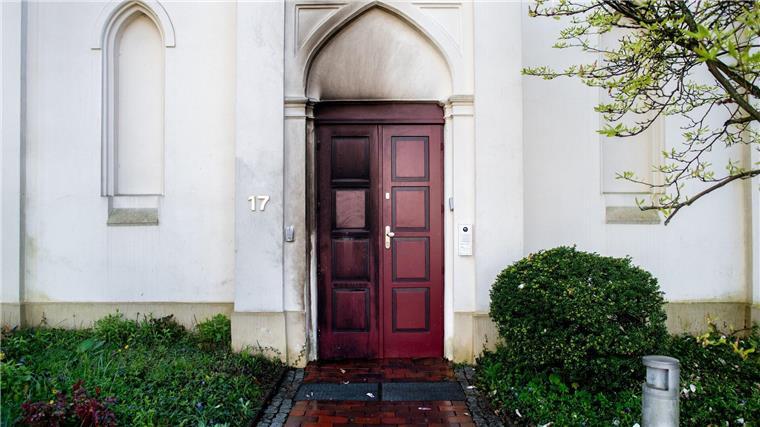 Brandspuren sind an einer durch einen Brandsatz beschädigten Eingangstür der Synagoge zu sehen.