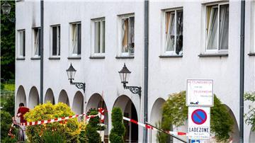 Brandspuren und Absperrband an dem Gebäude eines Seniorenheimes.