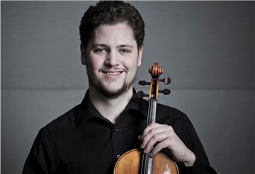Bratschist Raphael Tietz aus Syke ist neu im Philharmnonischen Orchester dabei. Der Zwei-Meter-Mann hat auf der Violine begonnen.