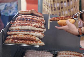 Bratwürste auf einem Kohlegrill (Symbolbild)