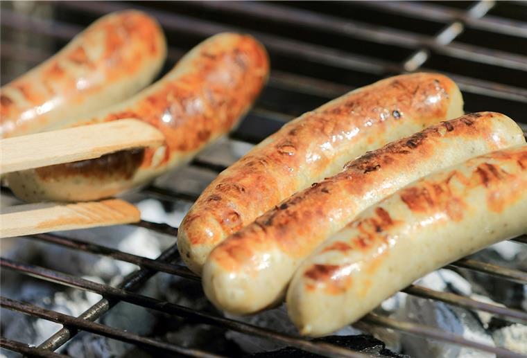 Deutsche in den USA: Grillen und „Kindergarten“ Bratwürste kommen auch in den USA auf den Grill. Die Amerikaner feiern am 16. August sogar den Tag der Bratwurst, den National Bratwurst Day.