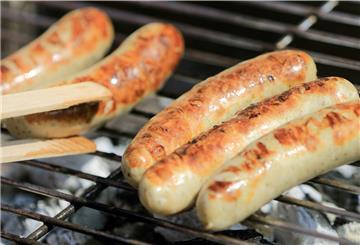 Bratwürste kommen auch in den USA auf den Grill. Die Amerikaner feiern am 16. August sogar den Tag der Bratwurst, den National Bratwurst Day. 
