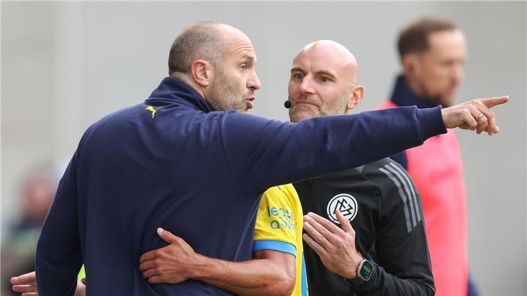 Darmstadt siegt auch mit Kohfeldt nicht Braunschweig-Coach Schernig sieht die Rote Karte.