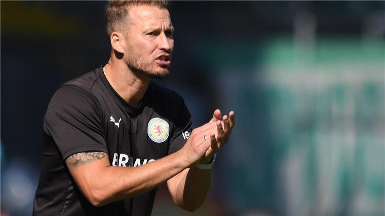 Eintracht Braunschweig feiert den ersten Saisonsieg Braunschweigs Co-Trainer Marc Pfitzner vertrat den rotgesperrten Chefcoach Daniel Scherning.