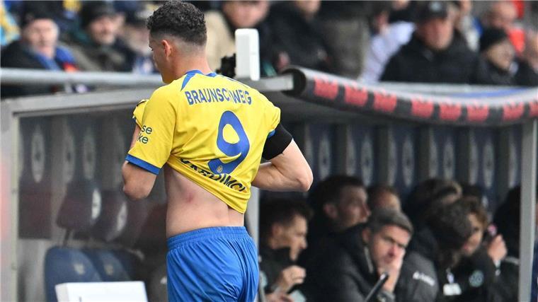 Rot für Würgegriff: Braunschweig straft und schützt Yardimci Braunschweigs Erencan Yardimci geht nach seiner Roten Karte im Derby gegen Hannover vom Platz.