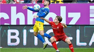 Braunschweigs Fabio Kaufmann (l) und Kaiserslauterns Florian Kleinhansl kämpfen um den Ball.
