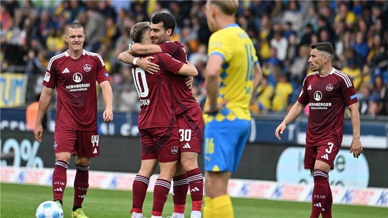 1:4-Debakel: Braunschweig muss in die Relegation Braunschweigs Julian Baas schaut den Nürnbergen beim Jubeln zu.