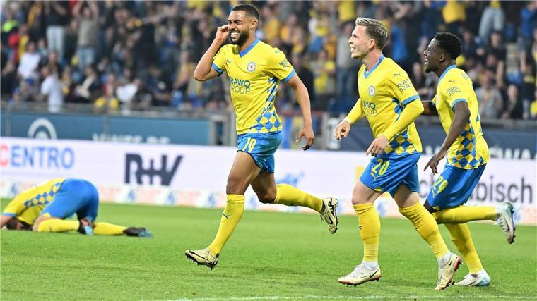 Braunschweig dreht Spiel und gewinnt 3:2 gegen Paderborn Braunschweigs Leon Bell Bell (l) feiert sein Tor zum 3:2.
