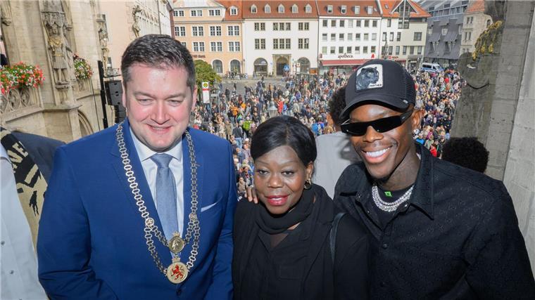 Braunschweigs Oberbürgermeister Thorsten Kornblum (l) will Dennis Schröder als Ehrenbürger vorschlagen.