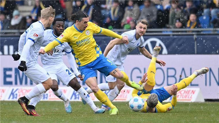 Braunschweigs Rayan Philippe (M) setzt sich durch.